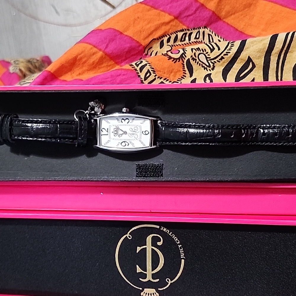 JUICY COUTURE ⌚️ WATCH IT IS BLACK LEATHER ONLY HAVE SCATHING ON BACK